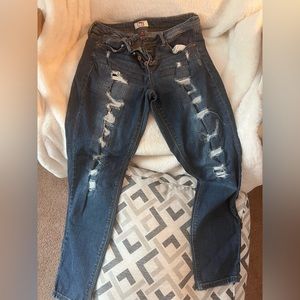 2/$25 lei Women’s Size 9 Distressed Cropped Denim Jeans